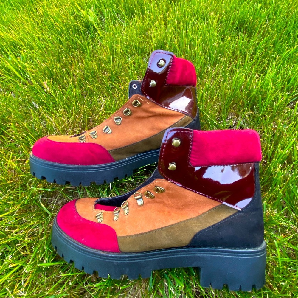 Women’s size 6 Taxi multicolor platform boots with no laces!